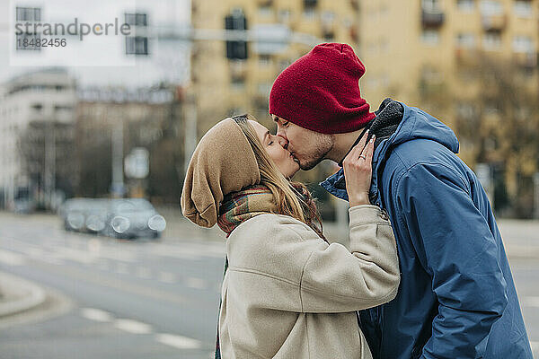 Romantisches Paar küsst sich auf der Straße