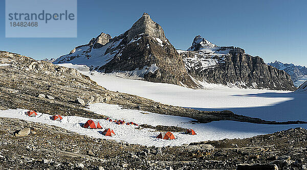 Zelte auf schneebedecktem Berg unter blauem Himmel in den Schweizerländischen Alpen  Grönland