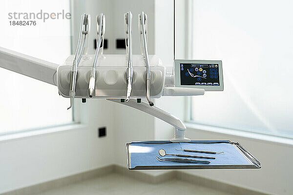 Zahnmedizinische Werkzeuge und Geräte in der Klinik