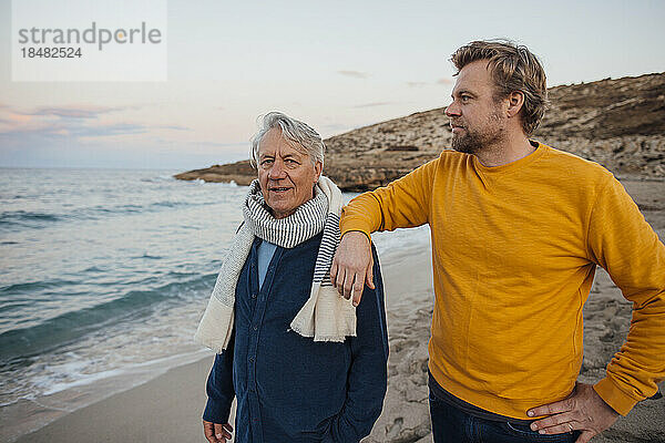 Reifer Mann verbringt Zeit mit Vater am Strand