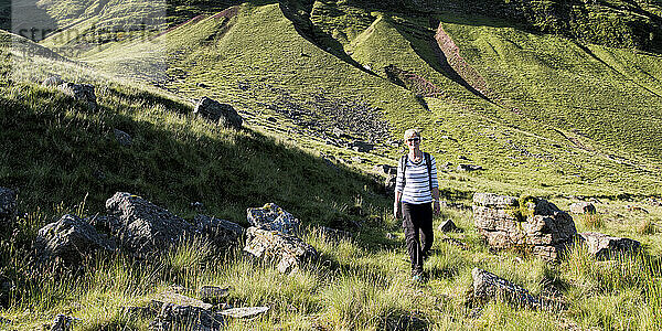 Reife Frau beim Wandern in den Black Mountains  Brecon Beacons  Wales