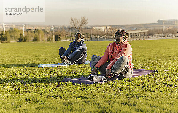 Älteres Paar macht Yoga im Park
