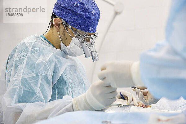 Ärzte führen im Krankenhaus eine Augenoperation am Patienten durch