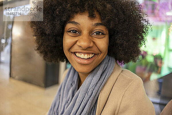 Fröhliche Frau mit Afro-Frisur