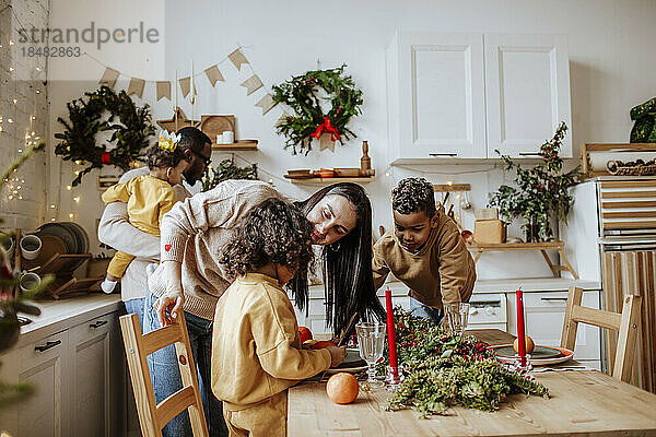 Fröhliche Familie  die zur Weihnachtszeit gemeinsam Zeit in der Küche verbringt