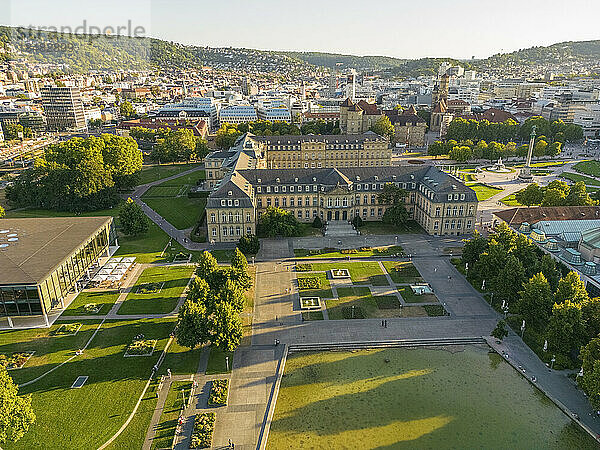 Drohnenansicht des Neuen Schlosses mit Eckensee an sonnigem Tag  Stuttgart  Deutschland