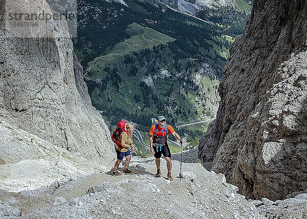 Paar steht auf einem Berg in den Dolomiten  Italien
