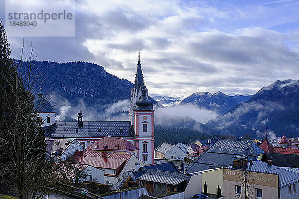 Österreich  Steiermark  Mariazell  Mariazeller Basilika und umliegende Häuser im nebligen Morgengrauen