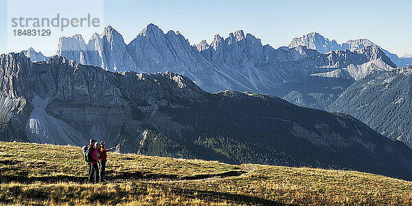 Mann und Frau stehen zusammen im Parco Naturale Puez-Geisler  Dolomiten  Italien