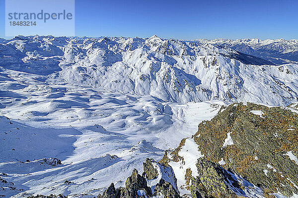 Österreich  Tirol  Blick auf das verschneite Zillertal