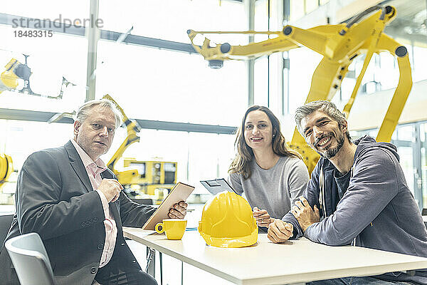 Kollegen treffen sich mit Chef in Industriefabrik