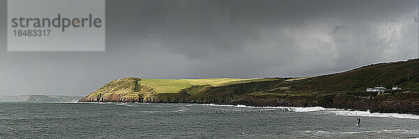 Malerische Aussicht auf Gewitterwolken über dem Meer  Manorbier Beach  Pembrokeshire  Wales