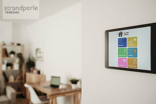 Hausautomations-App auf Tablet-PC im heimischen Wohnzimmer