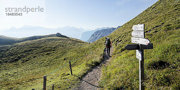 Ältere Frau wandert in den Dolomiten  Italien