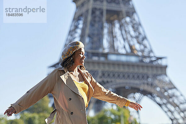 Sorglose junge Frau  die Spaß vor dem Eiffelturm  Paris  Frankreich hat