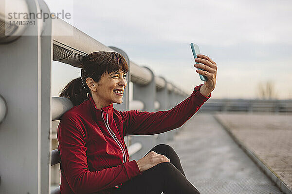 Glückliche reife Frau  die ein Selfie mit dem Smartphone macht