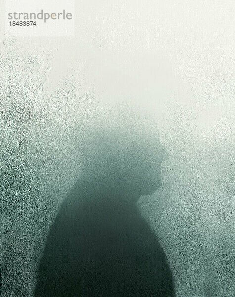 Schatten eines verschwindenden Mannes  der Tod oder Demenz symbolisiert