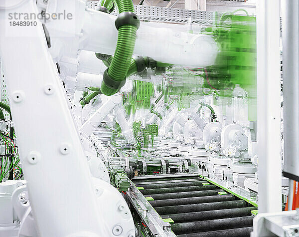Automatisierte Fabrik mit Roboterarm in der Produktionslinie