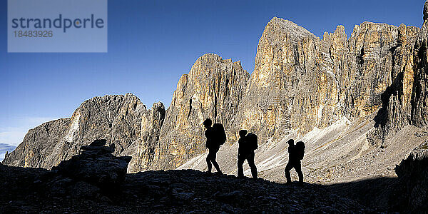 Silhouette-Freunde wandern an einem sonnigen Tag am Berg Pala di San Martino  Dolomiten  Italien
