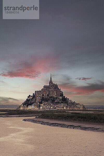 Mont Saint-Michel unter Himmel  Normandie  Frankreich