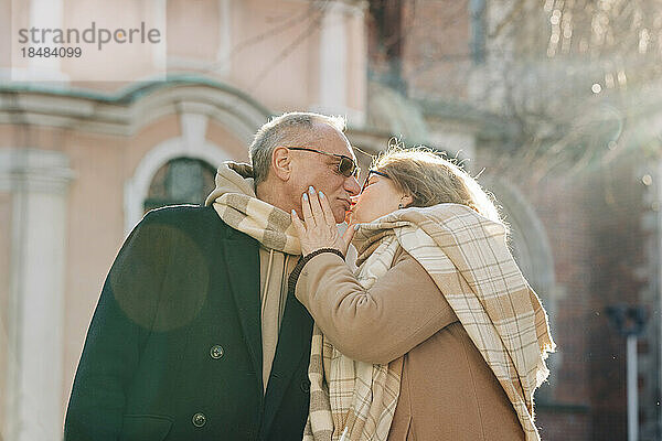 Liebevolles älteres Paar  das sich küsst
