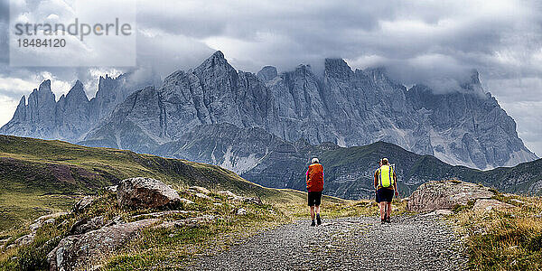 Ältere Frau und Mann wandern in Pale di San Martino  Dolomiten  Italien