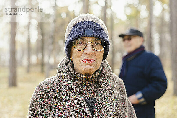 Ältere Frau mit Brille und Strickmütze im Park