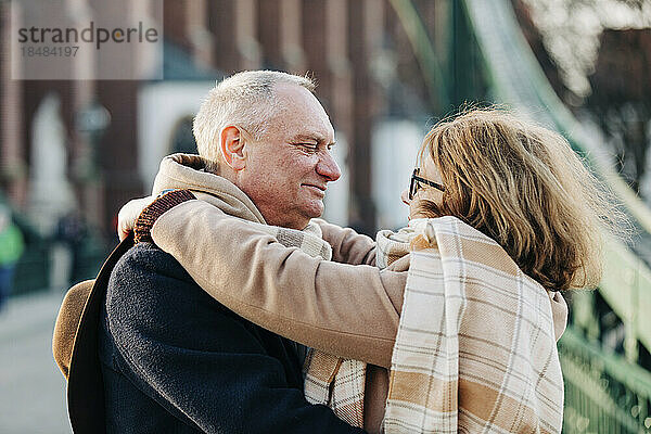 Romantisches älteres Paar  das sich umarmt