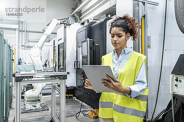 Ingenieur nutzt Tablet-PC maschinell in der Fabrik