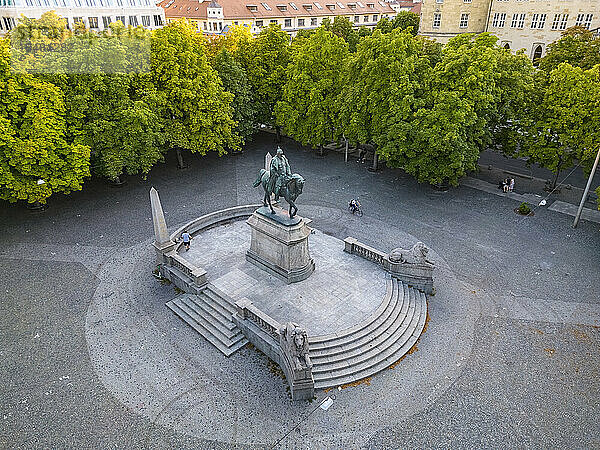 König-Karl-Denkmal vor Bäumen am Karlsplatz  Stuttgart  Deutschland