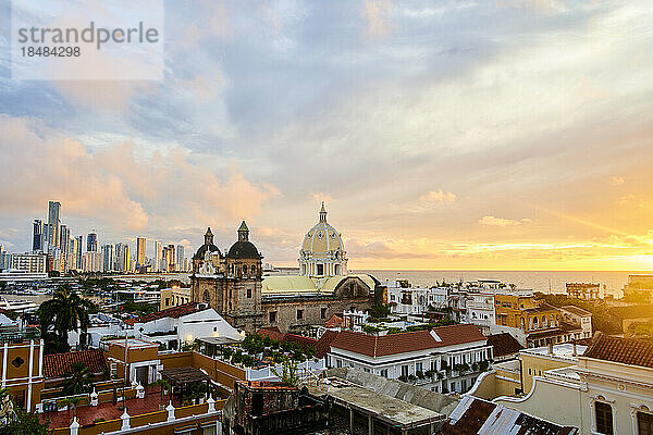 Luftaufnahme von Gebäuden in der Stadt Cartagena bei Sonnenuntergang  Cartagena de Indias  Kolumbien