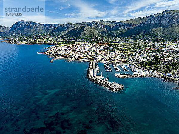 Spanien  Balearen  Colonia de Sant Pere  Luftaufnahme einer Küstenstadt an der Nordostküste Mallorcas