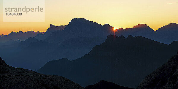 Silhouette der Bergketten bei Sonnenaufgang  Dolomiten  Italien