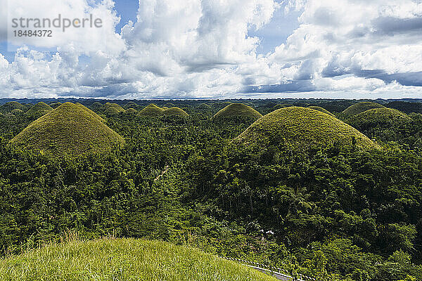Malerische Aussicht auf Chocolate Hills unter bewölktem Himmel  Bohol  Philippinen