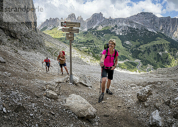 Ältere Frau mit Freunden stehen in den Dolomiten  Italien