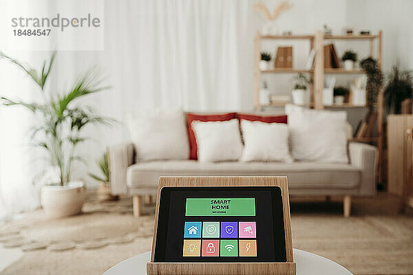Hausautomations-App auf Tablet-PC im modernen Wohnzimmer zu Hause