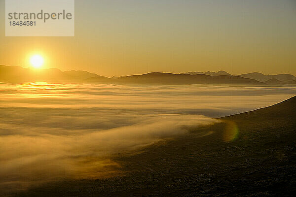 Malerischer Blick auf die Landschaft mit Nebel bei Sonnenaufgang