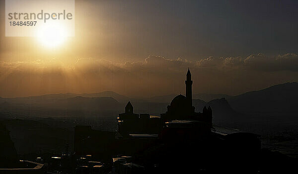 Silhouette Isak Pasa Sarayi Palast vor bewölktem Himmel bei Sonnenuntergang  Dogubeyazit  Türkei