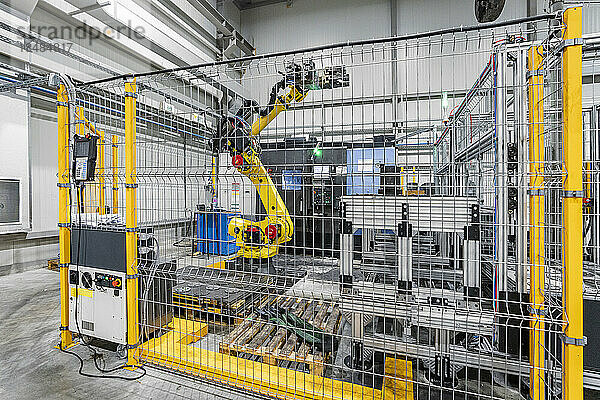 Roboterarm mit Maschinen in der Industrie