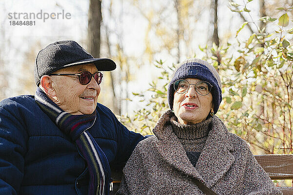 Ältere Frau spricht mit Mann im Herbstpark