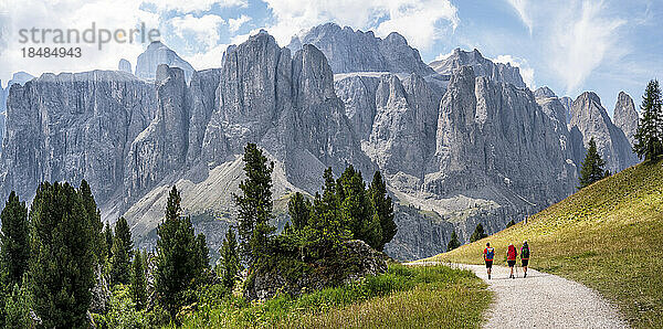 Freunde wandern gemeinsam in den Dolomiten  Italien