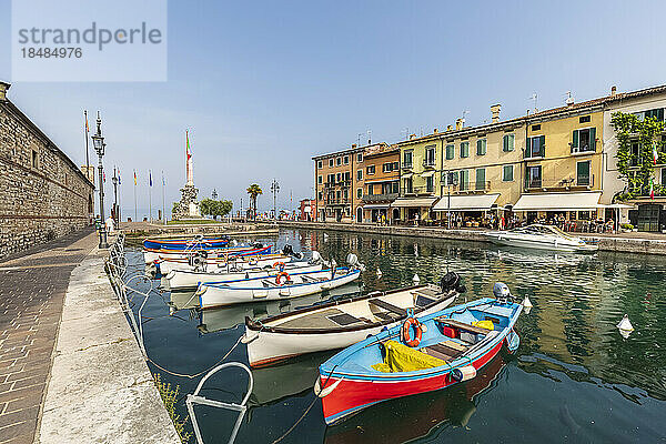 Italien  Venetien  Lazise  ??Boote liegen am Ufer des Gardasees