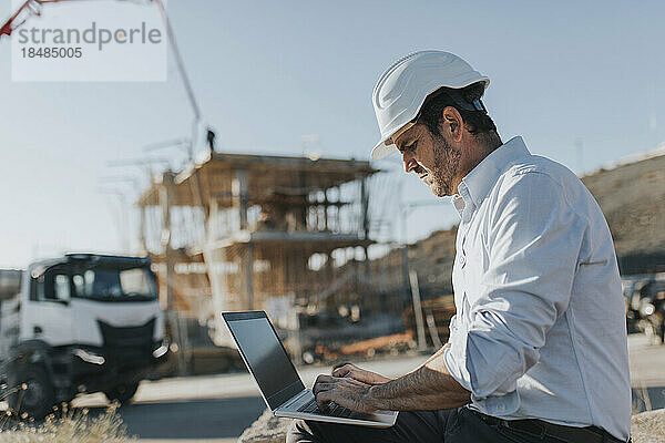 Architekt nutzt Laptop auf der Baustelle