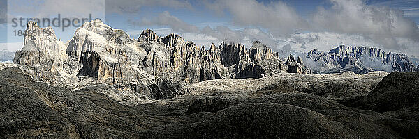 Felsige Berge unter bewölktem Himmel in den Dolomiten  Italien