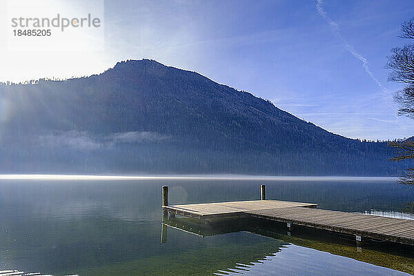 Austria  Lower Austria  Lunz am See  Jetty on shore of Lunzer See lake with Scheiblingstein mountain in background