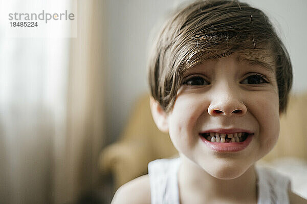 Junge mit Zahnlücke zu Hause