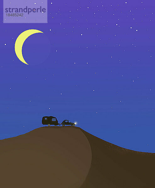 Illustration einer Mondsichel  die über einem Auto mit Wohnwagenanhänger leuchtet  der durch die Wüste fährt