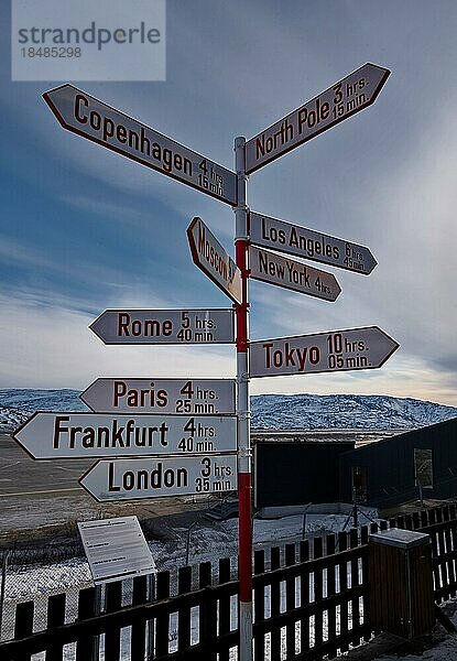 Hinweisschilder informieren über mögliche Flugzeiten zu verschiedenen  weit entfernte Ziele  Flugplatz Kangerlussuaq  Grönland  Dänemark  Nordamerika