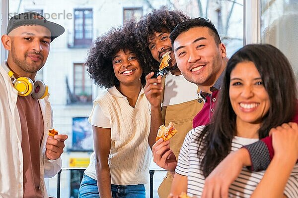 Porträt einer Gruppe von Freunden beim Pizzaessen auf der Terrasse zu Hause  Mittag oder Abendessen  Lifestyle