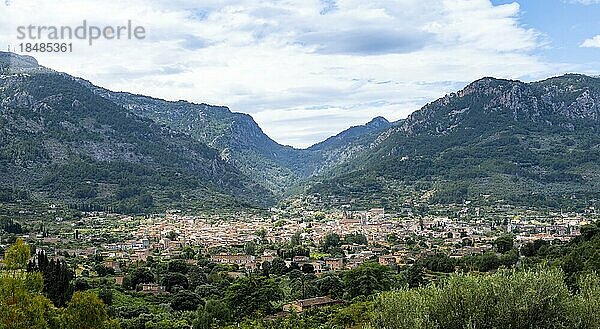 Berglandschaft mit Ort Soller  Wanderweg von Soller nach Fornalutx  Serra de Tramuntana  Mallorca  Balearen  Spanien  Europa